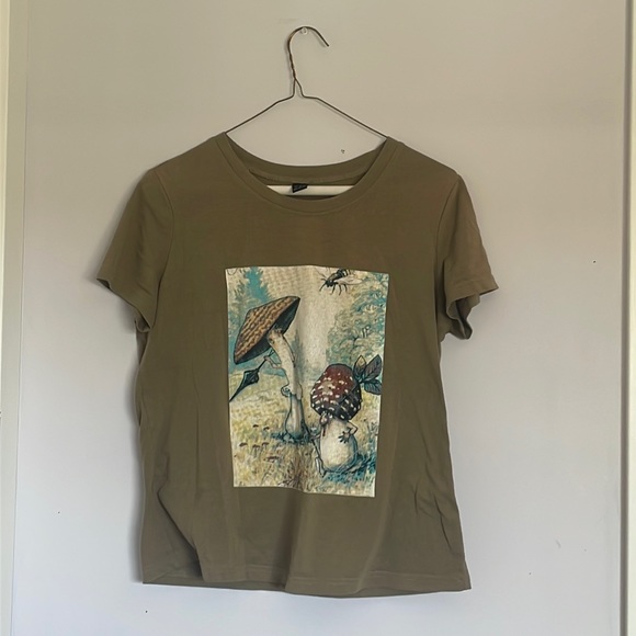 Women’s S olive green mushroom graphic tee - Picture 1 of 4